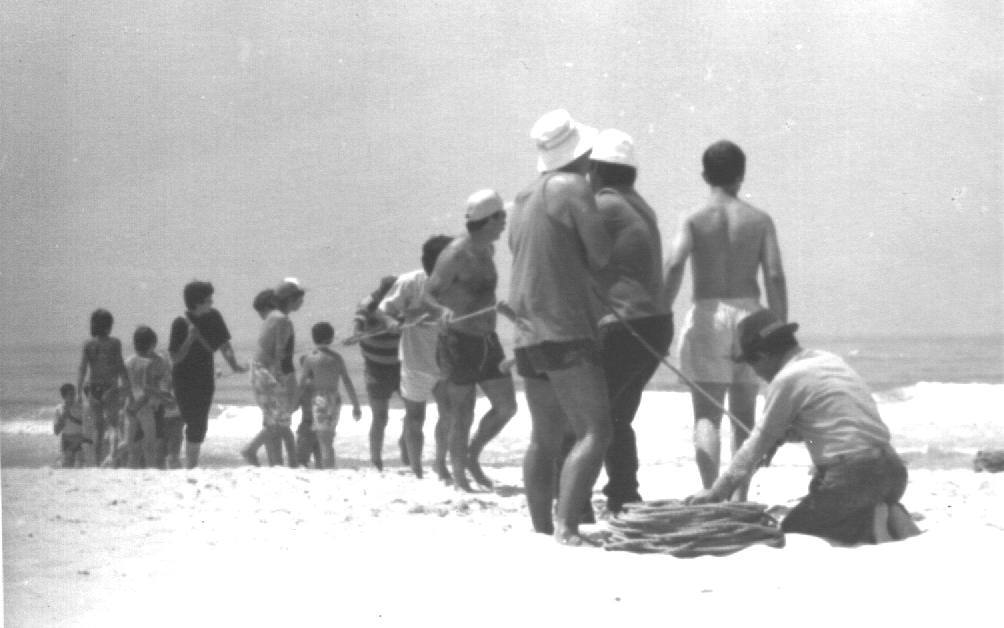 Arte Xávega — companha a puxar as redes na Praia da Tocha