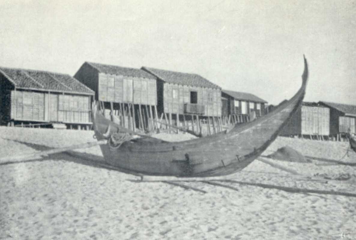 Palheiros da Tocha e barco de pesca no areal — fotografia histórica